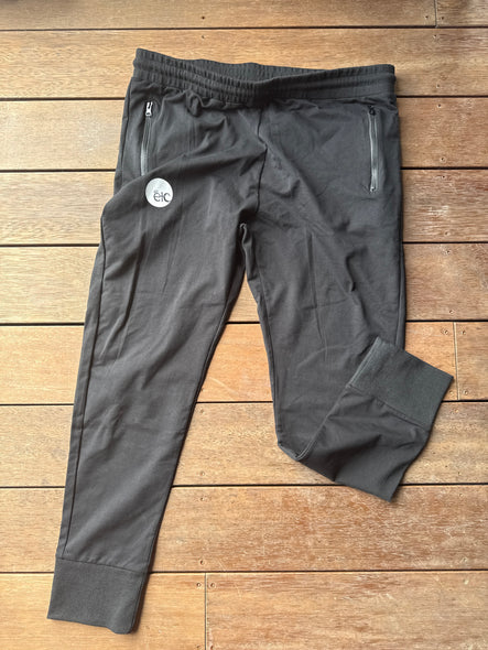 Size 4 XL staple tracks waist band on backwards