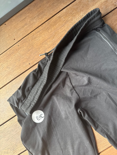 Size 4 XL staple tracks waist band on backwards