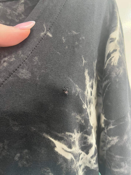 L marble long sleeve tee FAULTY (two small holes on front)